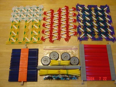 Set of over 550 KNEX building pieces 